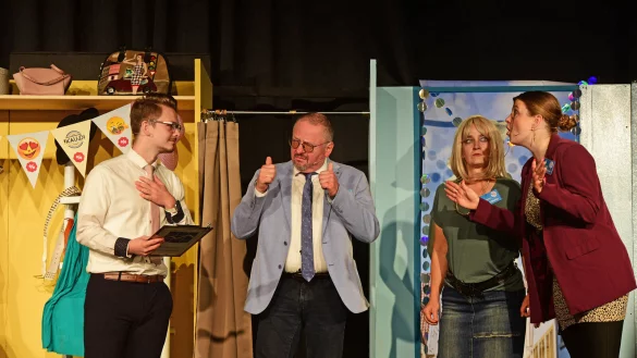 Die Mitarbeiterinnen tun alles, um ihr Kaufhaus zu retten. Die Figuren und Schauspieler geben auf der B&uuml;hne alles. - &copy; Nicole Ellerbrake