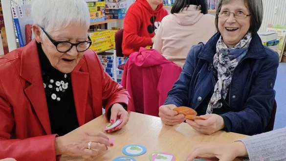 Die Ehrenamtler der Kleiderstube haben das Spiel Stapelsalat sofort getestet. - &copy; Stadtb&uuml;cherei Barntrup