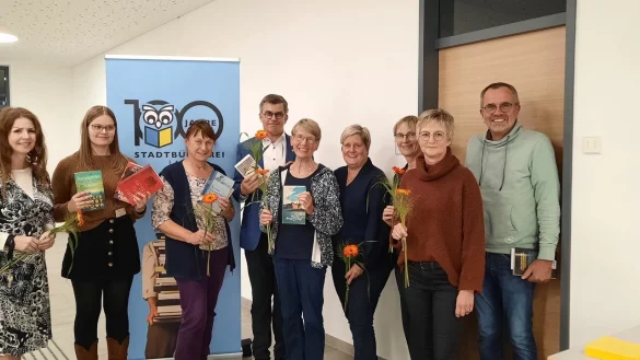 Hatten zur Vorstellung von Liebligsb&uuml;chern eingeladen: B&uuml;chereileiterin Eva-Maria Allert, Fabienne Biermann, Margarete Wi&szlig;mann, Michael Biermann, Elisabeth Knut, Kathrin Rosenke, Michaela Jahnke-Witter (hinten), Roswitha Heinz und Klaus Landrock (von links). - &copy; Madeleine Biermann