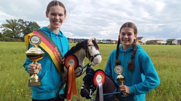 Finja (l.,15) und Maike Oberschmidt (12) zeigen ihre Troph&auml;en von der Deutschen Meisterschaft. - &copy; Sven Hauhart