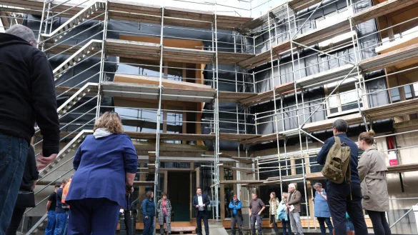 B&uuml;rgermeister Frank Hilker dankt allen Beteiligten und betont beim Richtfest die Bedeutung des neuen Nachbarschaftszentrums. - &copy; Sven Koch