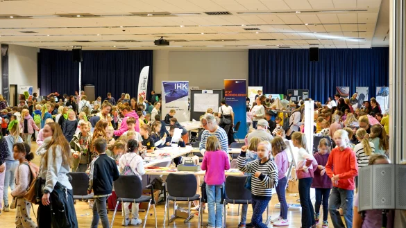 Die vielen Kinder sind mit Freude und Begeisterung beim gro&szlig;en
"MINTmachen" dabei. - &copy; Lippe Bildung
