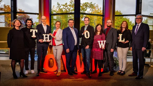 Geehrte und Laudatoren auf einen Blick (von links): Professorin Dr. Uta
Pottgiesser, Vizepr&auml;sidentin f&uuml;r Kultur, Kommunikation und Internationales,
Omar Abdelhady, Professor Dr. Jan Schneider, Professorin Dr. Yvonne-Christin
Knepper-Bartel, Vizepr&auml;sidentin f&uuml;r Bildung und Nachhaltigkeit, Professor Dr.
Stefan Witte, Vizepr&auml;sident f&uuml;r Forschung und Transfer, Professor Dr. Markus
Lange-Hegermann, Eva Hafenstein, Niels Isendahl, Vorsitzender des Allgemeinen
Studierendenausschusses, Katrin Jana Thaler und Volker Steinbach, Pr&auml;sident der
Hochschulgesellschaft. - &copy; TH OWL