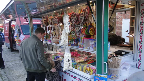 Der Martini-Markt in Elbrinxen lockte kleine und gro&szlig;e Besucher an. - &copy; Hajo G&auml;rtner