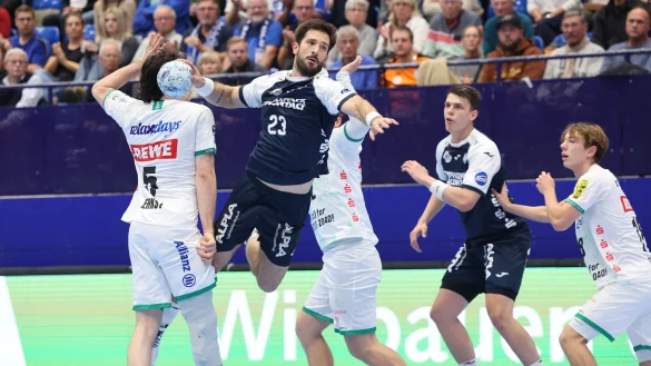 Tim Suton findet wieder einmal die L&uuml;cke in der Leipziger Abwehr. - &copy; Paul Cohen