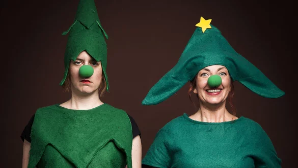 Anika Auweiler (links) und Dagmar Schönleber werfen sich in den Wihnachtsrteubel. - © Ralf Bauer