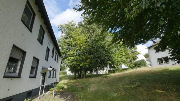 Wesentlich ordentlicher ist es in der Siedlung Am Dören geworden. Das Gras müsste mal wieder gemäht werden - eine Aufgabe für den neuen Verwalter. - © Jost Wolf