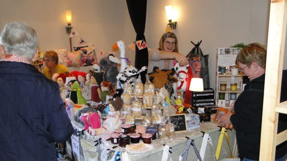 Seife, Herbstdeko, Kunsthandwerk und mehr: Die St&auml;nde luden am Wochenende in der Elbrinxer Marktscheune zum St&ouml;bern ein. - &copy; Hajo G&auml;rtner