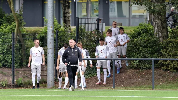 Nach vier Niederlagen in Folge auf einem schwierigen Weg: Trainer Carsten Skarupke (vorne) und der Bezirksligist TuS Asemissen. - &copy; Oliver K&ouml;nig