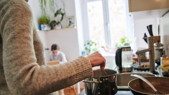 Hausfrau und Mutter: Seit sieben Jahren ist Anja Bergmann (Name ge&auml;ndert) ausschlie&szlig;lich bei ihren Kindern. Nachteile wird sie dadurch im Alter nicht haben (Foto: Themenbild). - &copy; Annette Riedl