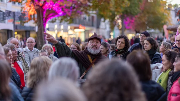 Die Nachtw&auml;chterf&uuml;hrung zu "Detmold funkelt" war richtig gut besucht. - &copy; Werbegemeinschaft Detmold