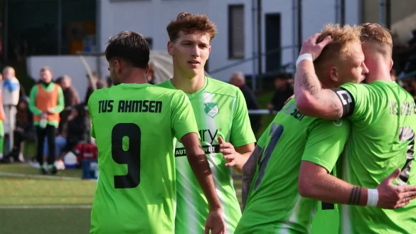 Linus Matti Fink (Zweiter von links) ist beim TuS Ahmsen voll drin. - © Jörg Hagemann