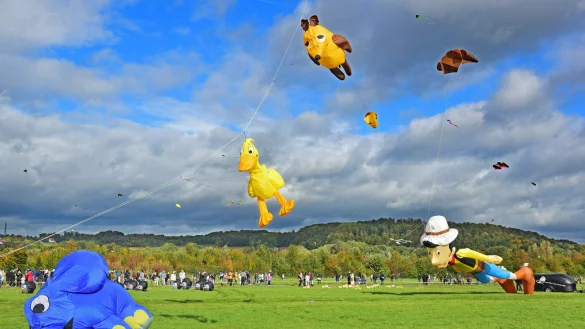 Den Besuchern am Hangar bot sich ein buntes Herbstspektakel. - &copy; Nicole Ellerbrake