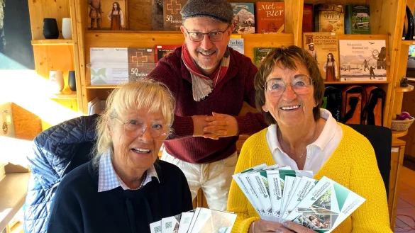 Kartenspiel mit Eintrittskarten. Symbolisch zeigen Rita Markmann (l.) und B&auml;rbel B&uuml;ker die Tickets, die sie weit &uuml;ber eine Million Mal in ihren 45 Arbeitsjahren verkauft haben. Museumsleiter Karl Banghard gratuliert den beiden Mitarbeiterinnen herzlich. Foto: Horst Biere - &copy; Horst Biere