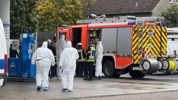 Die Aral-Tankstelle am Nordring in G&uuml;tersloh bleibt nach dem Autobrand zun&auml;chst gesperrt. - &copy; Wolfgang Wotke