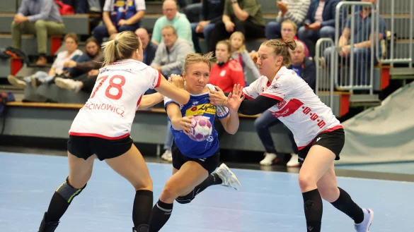 Blombergs Jugendspielerin wirft sich beim Deb&uuml;t im Pokalspiel gegen Solingen-Gr&auml;frath mutig in die Duelle - &copy; Paul Cohen