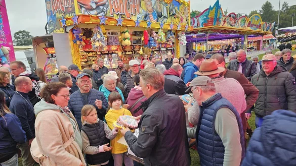 Toni Noack und Adolf Steuer verteilten nach dem Fassanstich Lebkuchenherzen, B&uuml;rgermeister Matthias Kalkreuter schenkte das Bier aus: Das Fass hatte er mit einigen Hammerschl&auml;gen angezapft. Das ist der Startschuss f&uuml;r Reinholdi. - &copy; Astrid Sewing