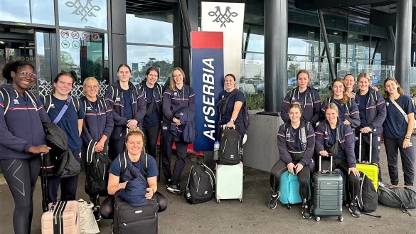Ankunft in Belgrad: Die Spielerinnen der HSG Blomberg-Lippe warten am Flughafen der serbischen Hauptstadt. - &copy; Jens Genge