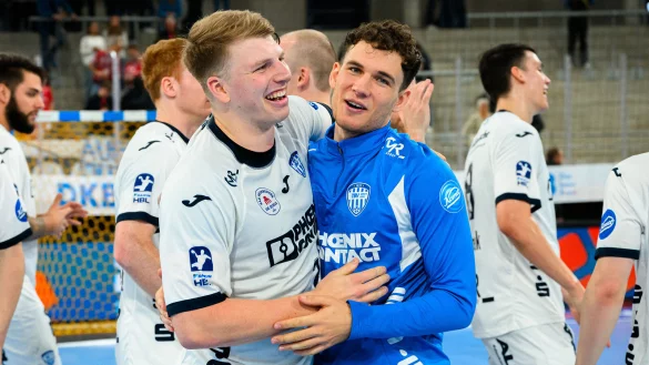 Lukas Hutecek und Torh&uuml;ter Constantin M&ouml;stl feiern den Ausw&auml;rtssieg des TBV. - &copy; Marco Wolf