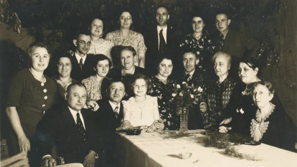 Familienfeier 1938: Auf dem dem Foto sind Herta Frenkel (ganz links stehend), Walter Frenkel (ganz links sitzend), Helga Frenkel (hintere Reihe links stehend), Karla Frenkel (sitzend, unterste Reihe mittig), wahrscheinlich Helene Rosenberg (sitzend, mittig hinter Karla Frenkel) und Laura Frenkel (sitzend, untere Reihe, Dritte von rechts) zu sehen. - &copy; Stadt Lemgo