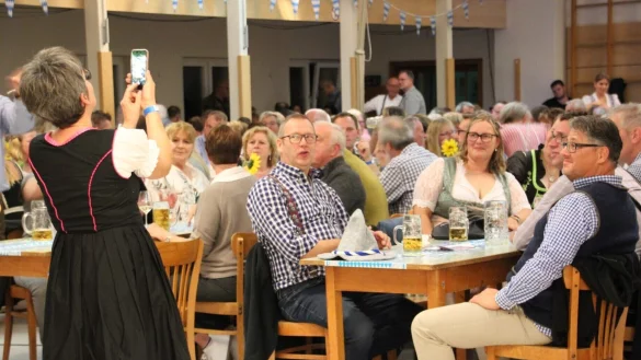 "Bitte lächeln!" - Fotos fürs Familienalbum vom bajuwarisch gekleideten Freundeskreis mussten natürlich sein. - © Reinhold Sölter