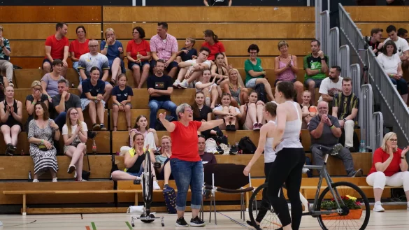 Kommt in meine Arme. Trainerin Sixta Jodeleit empf&auml;ngt ihre Sch&uuml;tzlinge Neele Jodeleit und Kim Schl&uuml;ter nach der gelungenen K&uuml;r beim German Masters im Lohfeld. - &copy; J&ouml;rg Hagemann