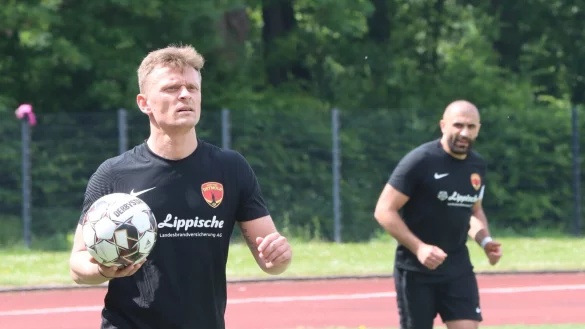 Marco Mescheder sucht nach einer Anspielstation. Künftig hat er eine neue Option. Rechts: Post-Kapitän Zalem Özmen. - © Sebastian Lucas