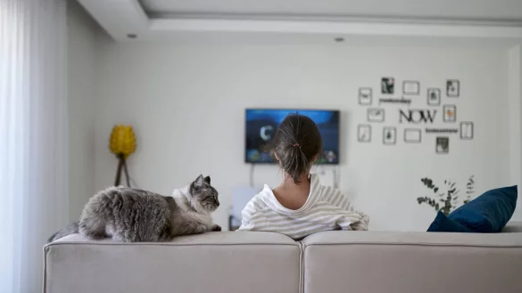 Morgens aufstehen und sich von der Arbeit abmelden, ohne krank zu sein? Darum geht es bei "Null-Bock-Tagen". - &copy; IMAGO/Westend61