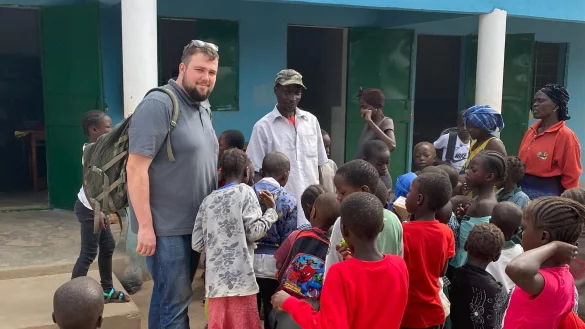 Fabian Hoheisel versucht bei seinen Aufenthalten, wie hier in Gambia, die Kinder f&uuml;r das Projekt zu sensibilisieren. - &copy; Bildrechte: Fabian Hoheisel