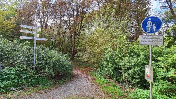 Bisher ist dieser Weg von der Holstenh&ouml;fener Stra&szlig;e in Blomberg zum Jugendzentrum Fu&szlig;g&auml;ngern vorbehalten. Doch das soll sich jetzt &auml;ndern, er wird auch f&uuml;r Radfahrer freigegeben. Allerdings fehlt der Anschluss. - &copy; Marianne Schwarzer