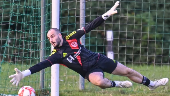Riesenchance für Ahmsen: Der Lipperreiher Torhüter Simon Danne muss nicht eingreifen. Der Ball geht knapp am Tor vorbei. - © EGON PENNER