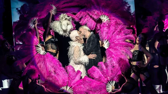 Randy Diamond als Zaza und Mike Garling (rechts) als Georges sind wieder vereint. - &copy; Landestheater Detmold/Marc Lontzek