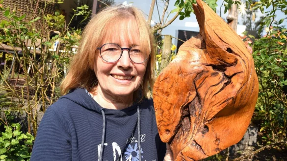 Ulrike G&auml;rtner besch&auml;ftigt sich seit dem Jahr 2010 mit dem Thema Holz und setzt es k&uuml;nstlerisch um. Hier ist sie mit einem ihrer Lieblingsskulpturen aus Eichenholz zu sehen. Der Titel: Quelle der Kraft. - &copy; Karin Prignitz