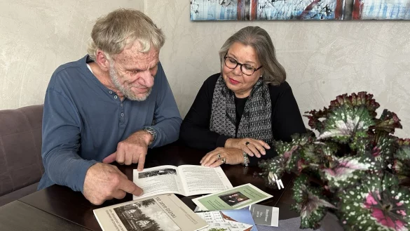 Ulrike Masurek und Frieder Morgenstern bl&auml;ttern durch alte Chroniken und erz&auml;hlen von ihren Jahren in leitenden Positionen bei der Jugendhilfe Gr&uuml;nau. - &copy; Alexandra Schaller