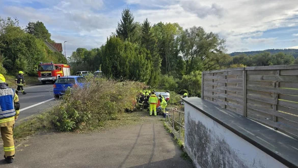Der Audi kam von der Paderborner Stra&szlig;e ab und landete auf dem Dach. - &copy; Reinhard Bellach