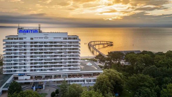 Die neue Seebr&uuml;cke am Maritim-Hotel in Timmendorfer Strand reicht weit in die Ostsee hinein. - &copy; Maritim-Hotelgruppe