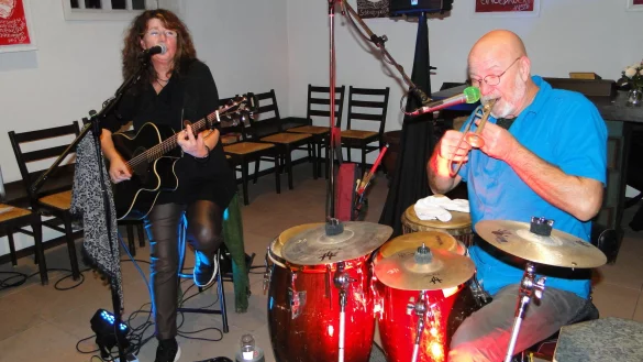 Perkussionist Heino Meglin begleitet S&auml;ngerin Kelsey Klamath musikalisch kongenial durch die Welt von Oldies, Folk, Country und Western. Er steuert auch eigene Ideen bei, zum Beispiel ein furioses Solo auf seiner "Mini-Posaune". - &copy; Hajo G&auml;rtner