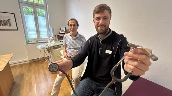 Till Weber (vorne) &uuml;bernimmt die Praxis von seinem Vater Dr. Eckhard Schreiber-Weber. - &copy; Alexandra Schaller