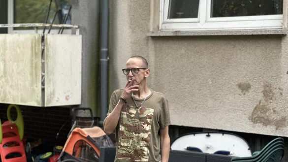 Das Haus am Petersh&auml;ger Weg, direkt neben dem ehemaligen Schlachthof, hat schon bessere Tage gesehen. Vor dem Eingang liegen alte Sofas und kaputte Fahrr&auml;der, die T&uuml;r steht offen, die Briefk&auml;sten sind beschmiert. Doch im Inneren der Notunterkunft herrscht eine gewisse Ordnung. - &copy; Maximilian Hampel