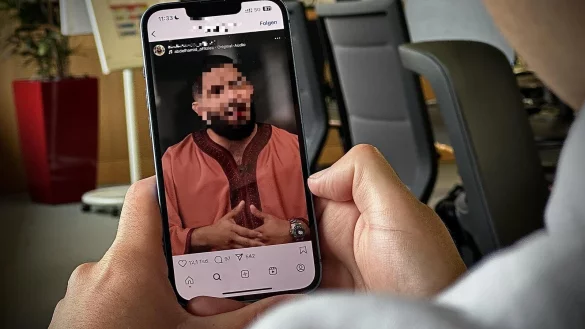 Der Prediger Abdelhamid hat in sozialen Medien hunderttausende Follower gesammelt. Hier h&auml;lt er einen seiner Vortr&auml;ge, an seinem Arm eine auff&auml;llige Uhr. - &copy; Lukas Brekenkamp