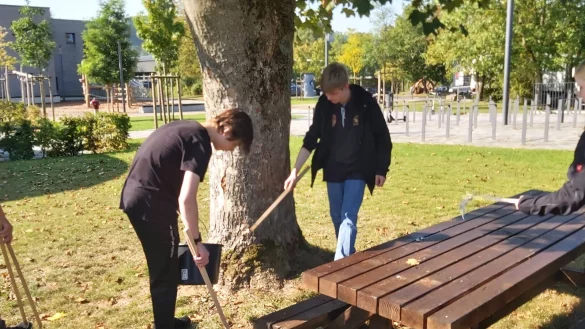 L&uuml;gder Sch&uuml;ler sammeln M&uuml;ll, um das Stadtbild zu versch&ouml;nern. - &copy; Stadt L&uuml;gde