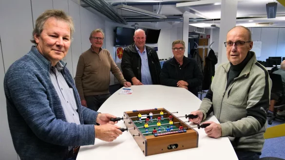 Vorspiel am Tischkicker: Die beiden Fußballausschuss-Vorsitzenden Bernhard Brandt (links) und Hartmut Tegeler (rechts) stellten zusammen mit (hinten von links) Gottfried Dennebier, Thomas Emmerich und Werner Fritzensmeier die Eckdaten für den nächsten LZ-Cup vor. - © Jörg Hagemann