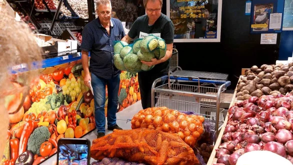Die Kinder und Jugendlichen erhalten zu den Mahlzeiten Kartoffeln und Gem&uuml;se. Nikolaj Kaminski (links), Leiter des Vereins Vaterhaus, und Volker Neuh&ouml;fer besorgen Nachschub. - &copy; Knut Dinter