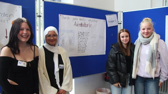 Die Sch&uuml;lerinnen Pia Brunton (von links), Maryam Arabzade, Sara F&uuml;hring und Marlene Sendler w&uuml;nschen sich mehr Sitzgelegenheiten in der Stadt, wo sich Jugendliche aufhalten k&ouml;nnen - zum Beispiel in Form eines Stegs an den F&ouml;rsterteichen. - &copy; Nadine Uphoff