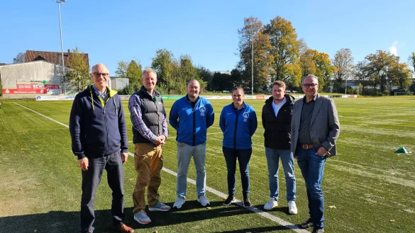Die neuen Flutlichter machen das Spielen beim TVB Lemgo auch nach Sonnenuntergang möglich. Der Vorsitzender Dr. Burkhard Pohl, Pressesprecher Frank Schröder, Oliver und Jennifer Gehrmann (alle TBV), Sportreferent Philip Pauge und Bürgermeister Markus Baier schauen sich den Platz erst mal bei Tageslicht an. - © Alte Hansestadt Lemgo