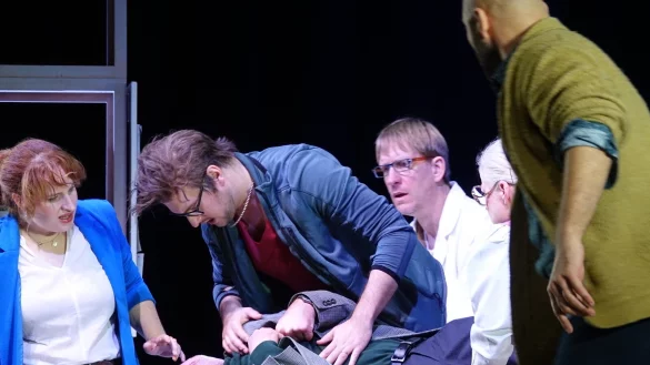 Lateinlehrer kurz vorm Herzinfarkt? Das Ensemble geht auf der B&uuml;hne der Konzerthalle immer wieder "&uuml;ber Tische und B&auml;nke". - &copy; Axel B&uuml;rger