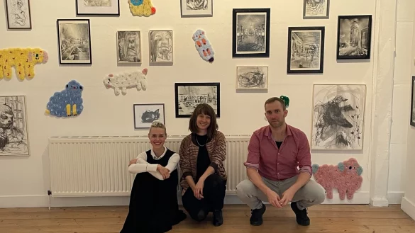 Theresa Rothe, Lisa W&ouml;lfel und Michael Eppler vor der Wandinstallation im Robert-Koepke-Haus. Die Ausstellung endet am kommenden Sonntag. - &copy; W&ouml;lfel