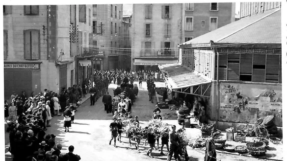 In Millau, der heutigen Partnerstadt von Bad Salzuflen, findet nach der Befreiung von den Nazis 1944 ein Trauerzug f&uuml;r einen ermordeten Widerstandsk&auml;mpfer statt. - &copy; Stadtarchiv Millau