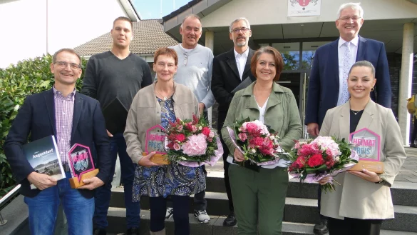 B&uuml;rgermeister Thomas Katzer verlieh den "Heimatpreis" an engagierte Ehrenamtliche, die sich um das gesellschaftliche Leben in Augustdorf verdient gemacht haben. Von links: Olaf Biere, Christofer Malz, Kerstin H&ouml;hr, Dirk R&auml;ker, Thomas Husemann, Anja Riedel, B&uuml;rgermeister Thomas Katzer und Dana Bracht. (Foto: Hajo G&auml;rtner) - &copy; Hajo G&auml;rtner