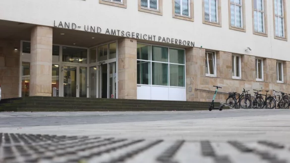 Nur kurz war am Freitag der Verk&uuml;ndungstermin in Paderborn f&uuml;r das Urteil im Rechtsstreit zwischen Marcus Graf Oeynhausen Sierstorpff und der Stadt Bad Driburg. Foto: Niklas T&uuml;ns - &copy; Niklas T&uuml;ns